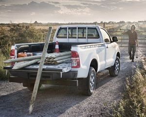 Toyota_Hilux_2012_Zaunpfahl.jpg
