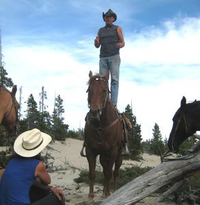 TerraNostraRanch_Lorne%20stehend%20auf%20Pferd_1