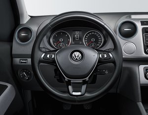 VW_Amarok_atacama_lenkrad.jpg