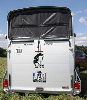 Pferdeanhaenger-mit-100-km-h Pferdeanhaenger-mit-100-km-h