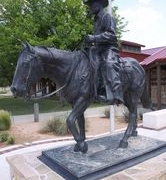 TX-Lub-HeritageCenbterCowboyfigur-166x180