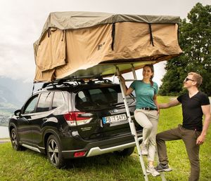 Subaru Forester mit Dachzelt aufgebaut