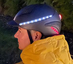 UVEX-exxential-2-mit-LED-seitlich