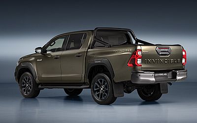 84230-2023hiluxhybrid48vmain02-web-lr