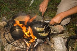 Pressefoto_Feuerland_bis_Alaska_Lagerfeuer-Kochen