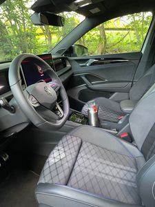 Pferdeanhaenger-Zugfahrzeug-VW-Tayron-Fahrersitz