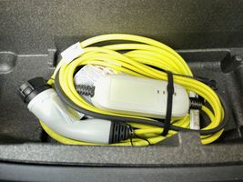 Pferdeanhaenger-Zugfahrzeug-VW-Tayron-Kabel-im-Kofferraum