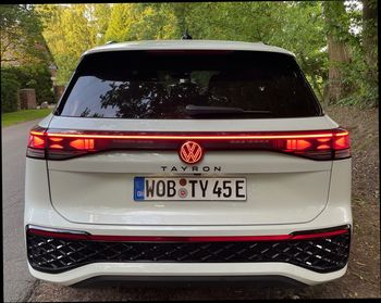 Pferdeanhaenger-Zugfahrzeug-VW-Tayron-Lichtsignatur-Heck