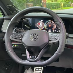 Pferdeanhaenger-Zugfahrzeug-VW-Tayron-Multifunktionslenkrad