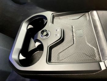 BMW-iX-xDrive60-Mittelkonsole_Induktion
