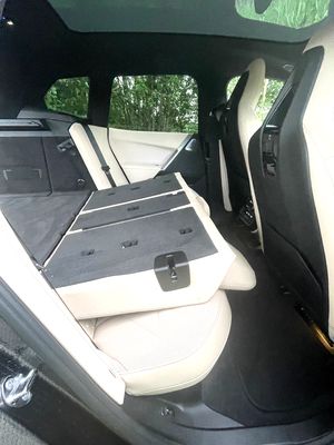 BMW-iX-xDrive60-Ruecksitze-umgelegt