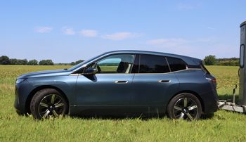 BMW-iX-xDrive60-links-2
