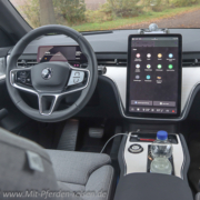 Pferdeanhaenger-Zugfahrzeug-Volvo-EX90-Cockpit-180x180