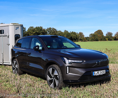 Pferdeanhaenger-Zugfahrzeug-Volvo-EX90-Front-rechts
