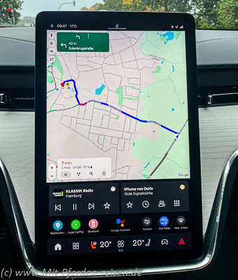 Pferdeanhaenger-Zugfahrzeug-Volvo-EX90-Infotainment-Monitor-Maps