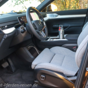 Pferdeanhaenger-Zugfahrzeug-Volvo-EX90-Laderaum-Fahrersitz-180x180