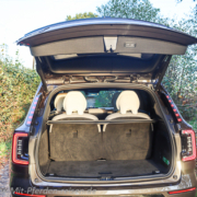 Pferdeanhaenger-Zugfahrzeug-Volvo-EX90-Laderaum-mit-aufgestellten-Ruecksitzen-180x180