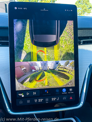 Pferdeanhaenger-Zugfahrzeug-Volvo-EX90-Rueckfahrkamera-auf-Anhaenger-zu2