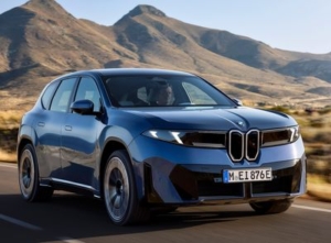 BMW-ix3-in-Fahrt-rechts-300x221