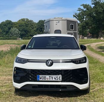 Pferdeanhaenger-Zugfahrzeug-VW-Tayron-Front