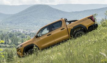 95287-2026hilux-hybrid-48vinvinciblesulphur-yellowdynamic033-web-lr