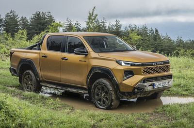 95310-2026hilux-hybrid-48vinvinciblesulphur-yellowstatic007-web-lr-1