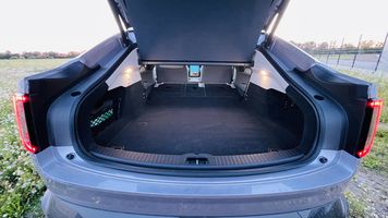 Volvo-ES90-Laderaum-mit-umgelegten-Sitzen Volvo-ES90-Laderaum-mit-umgelegten-Sitzen
