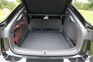 VW-ID7-GTX-Laderaum-umgelegte-Ruecksitze_